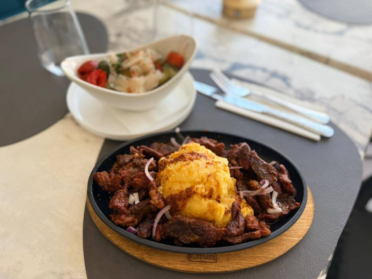 Deliciu pastoral: Pastramă de Oaie cu Mămăligă și Murături